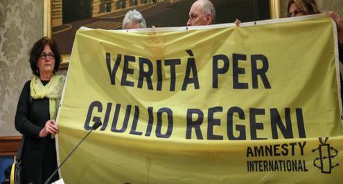 صورة.. لاعبو الكالتشيو يطالبون بكشف حقيقة مقتل ريجيني في مصر